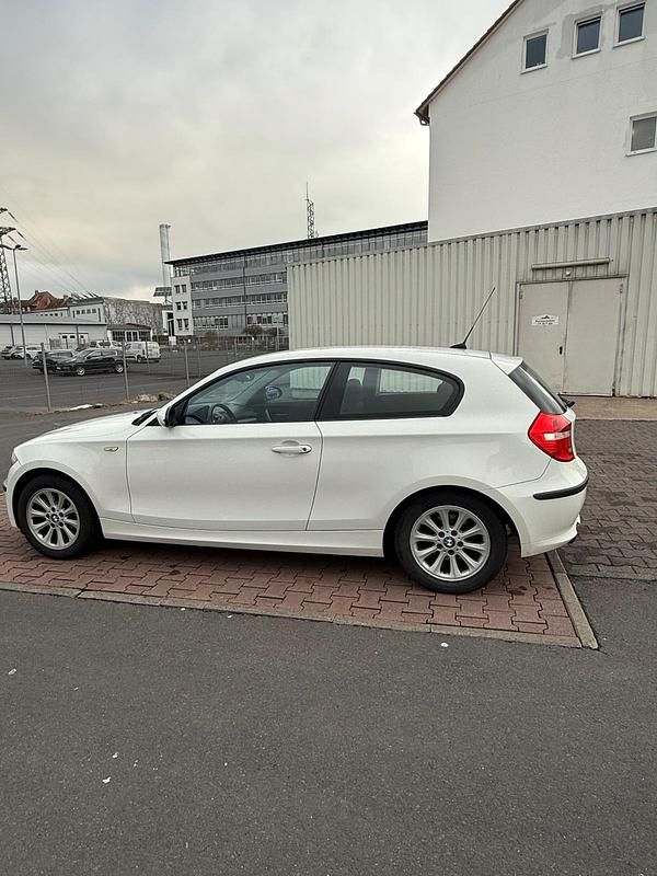 Gebraucht BMW 116 122 PS (89 kW) 2007 Weiß Kleinwagen