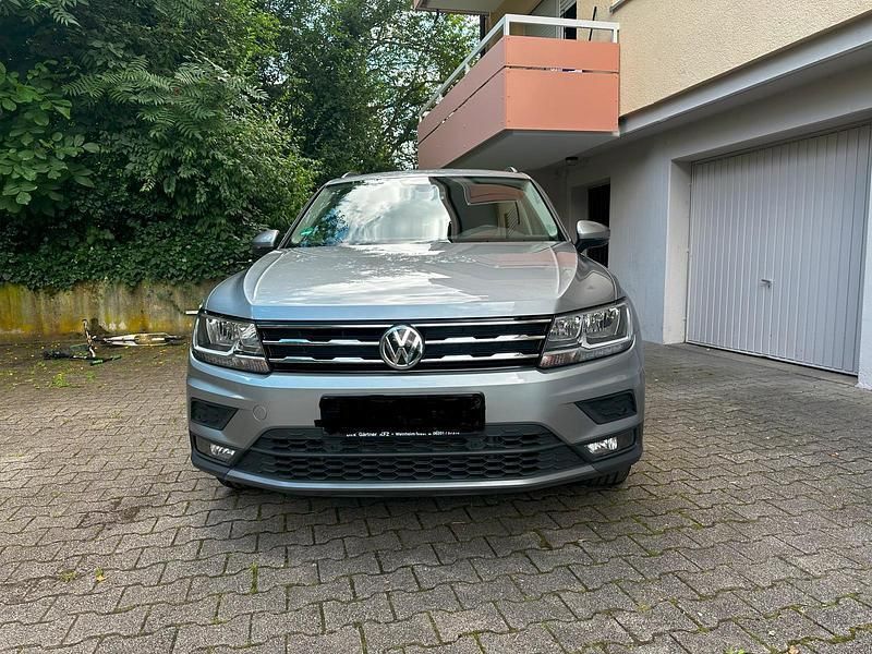 Grau Gebraucht 2021 VW Tiguan Allspace SUV | 32.850 € (Etwas zu teuer) - Bild 1/4