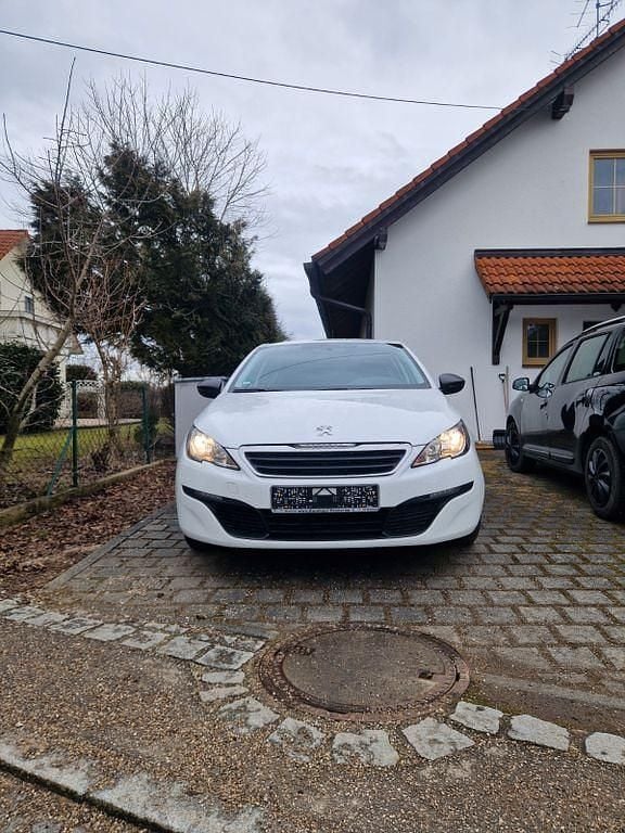 Gebraucht Peugeot 308 Access 82 PS (60 kW) 2015 Weiß Limousine