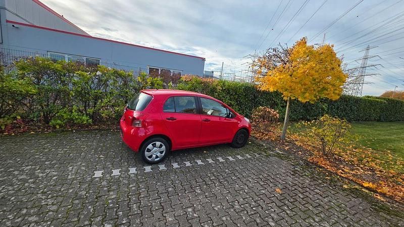 Rot Gebraucht 2008 Toyota Yaris Limousine | 2.900 € (Fairer Preis) - Bild 1/4
