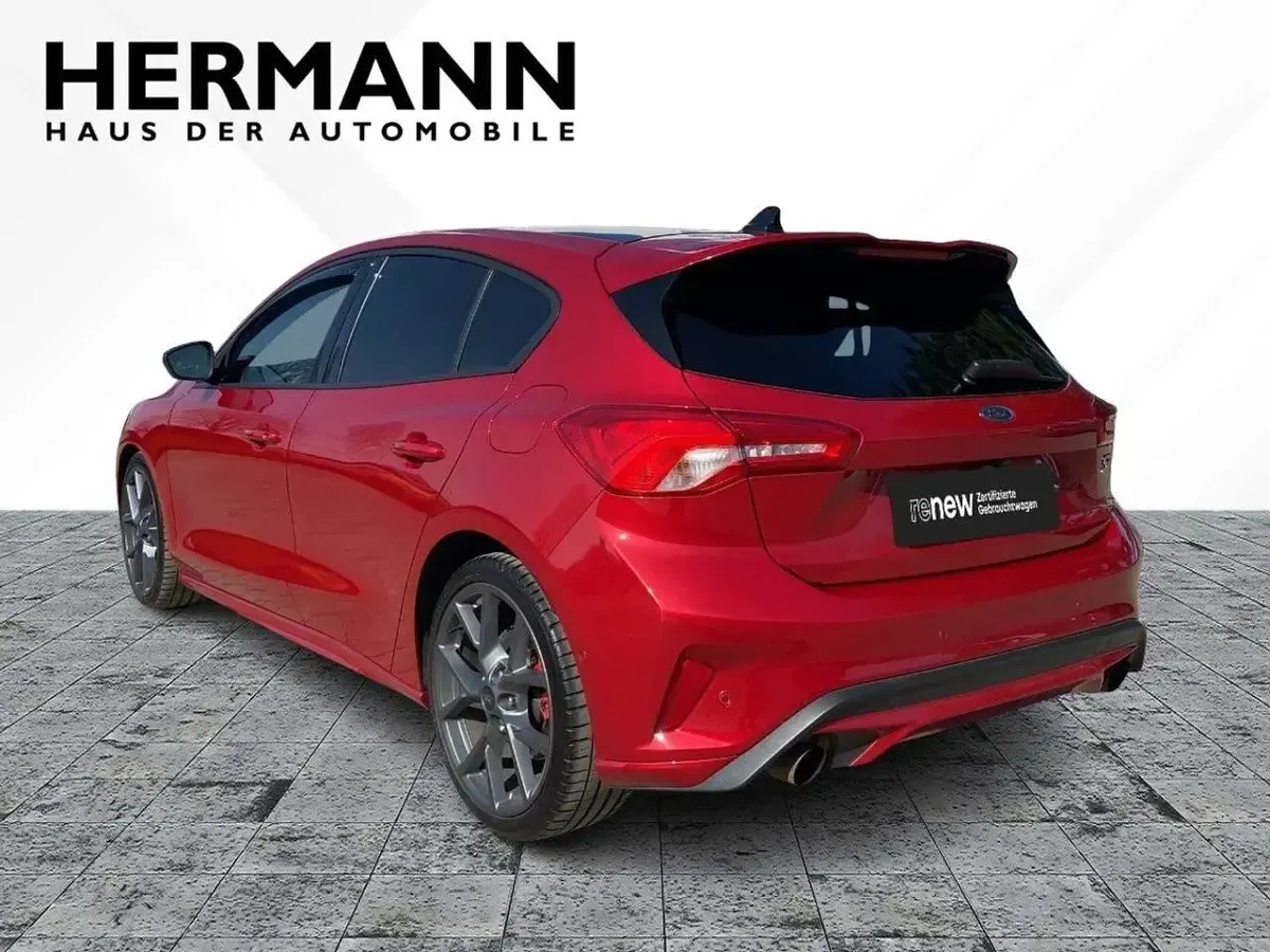 Używany Ford Focus 280 KM (205 kW) 2022 Czerwony Sedan/Limuzyna