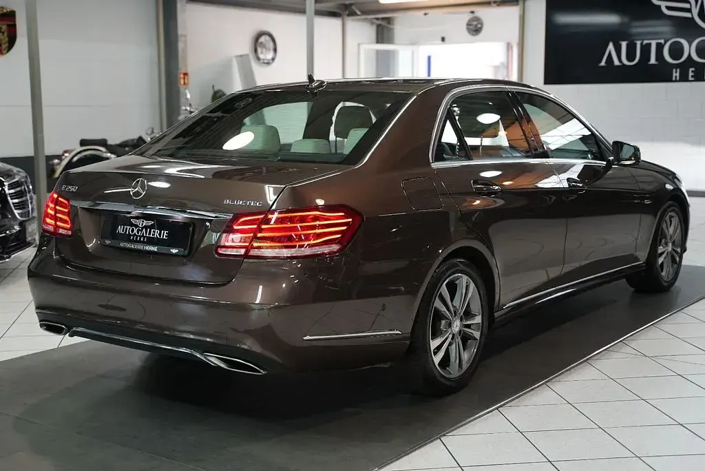 Używany Mercedes E250 Edition 204 KM (150 kW) 2016 Brązowy Sedan/Limuzyna