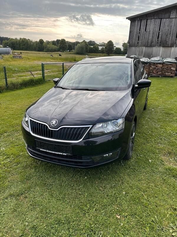 Schwarz Gebraucht 2015 Skoda Rapid Active Kombi | 6.400 € (Guter Preis) - Bild 1/4