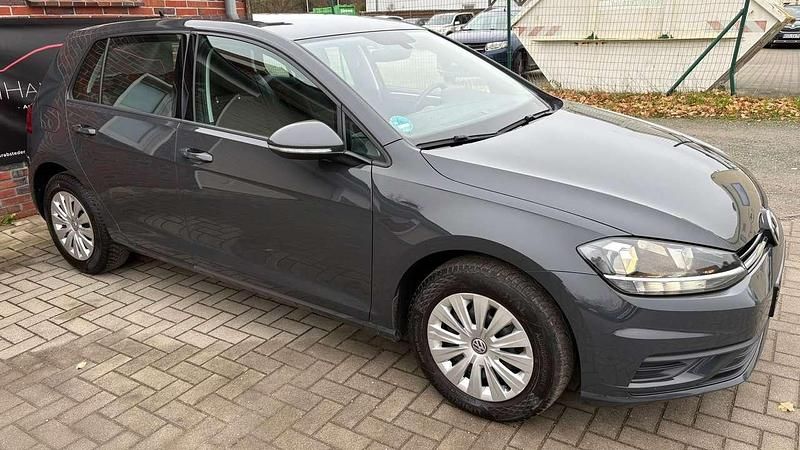 Gebraucht VW Golf VII Trendline 86 PS (63 kW) 2017 Uranograu Kleinwagen