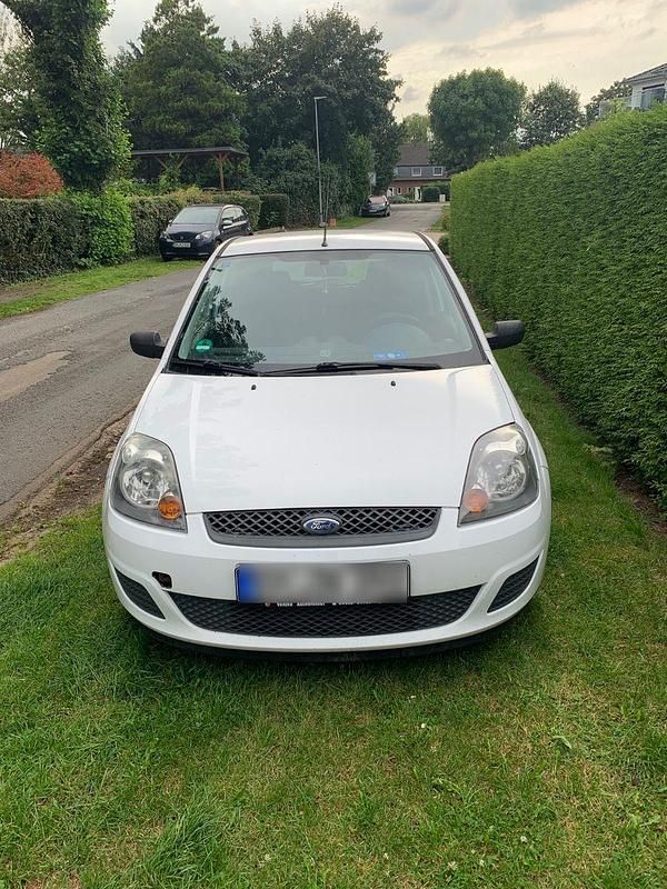 Gebraucht Ford Fiesta Ambiente 60 PS (44 kW) 2006 Weiß Kleinwagen