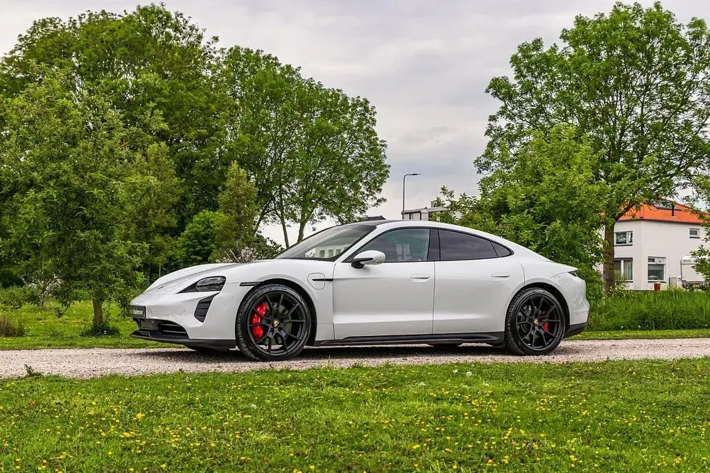 Second-hand Porsche Taycan GTS 380 kW (517 CP) 2023 Alb Berlinǎ