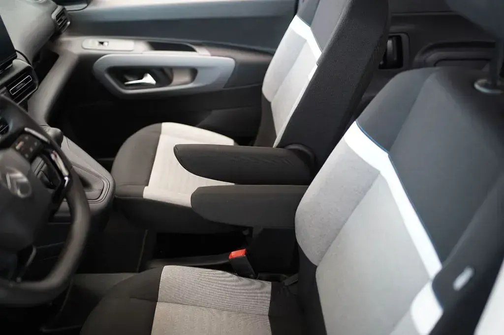 Gebraucht Citroën Berlingo 131 PS (96 kW) 2025 Grau Van / Kleinbus