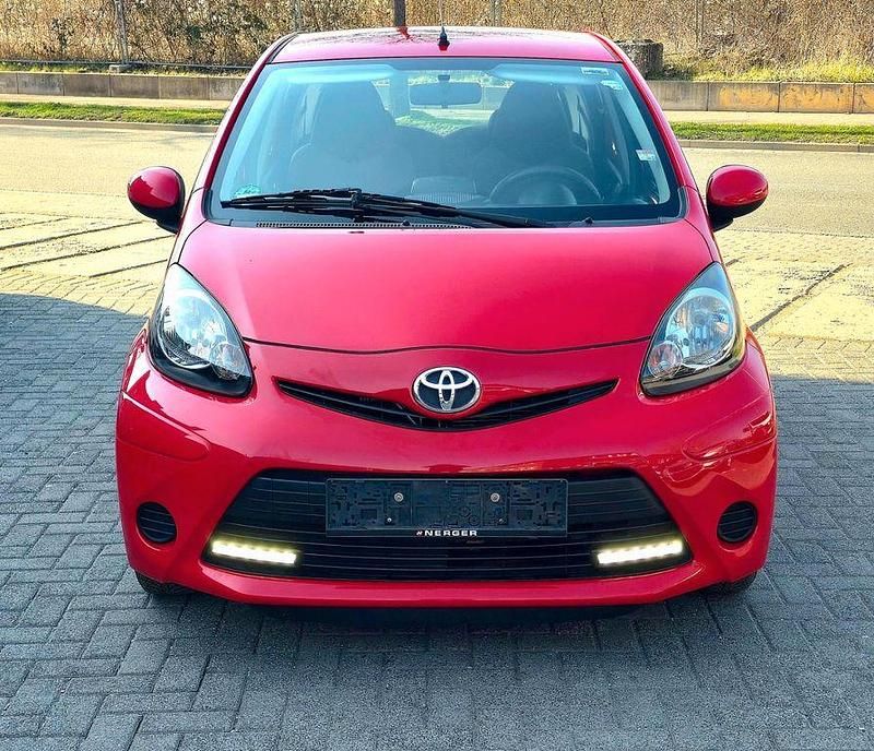 Gebraucht Toyota Aygo Cool 68 PS (50 kW) 2013 Rot Kleinwagen