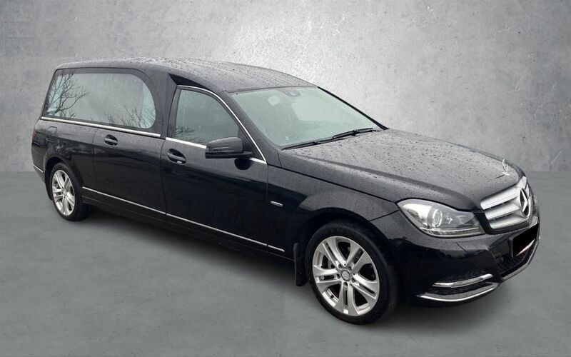 Schwarz Gebraucht 2013 Mercedes C180 Avantgarde Limousine | 37.000 € - Bild 1/4