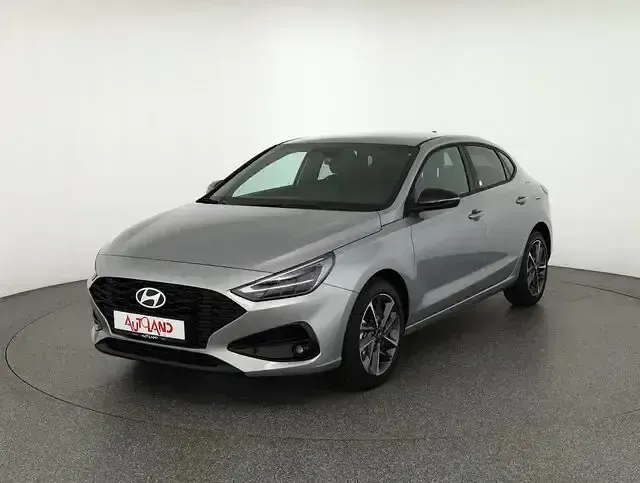 Gebraucht Hyundai i30 101 PS (74 kW) 2024 Shimmeringsilvermet. Limousine