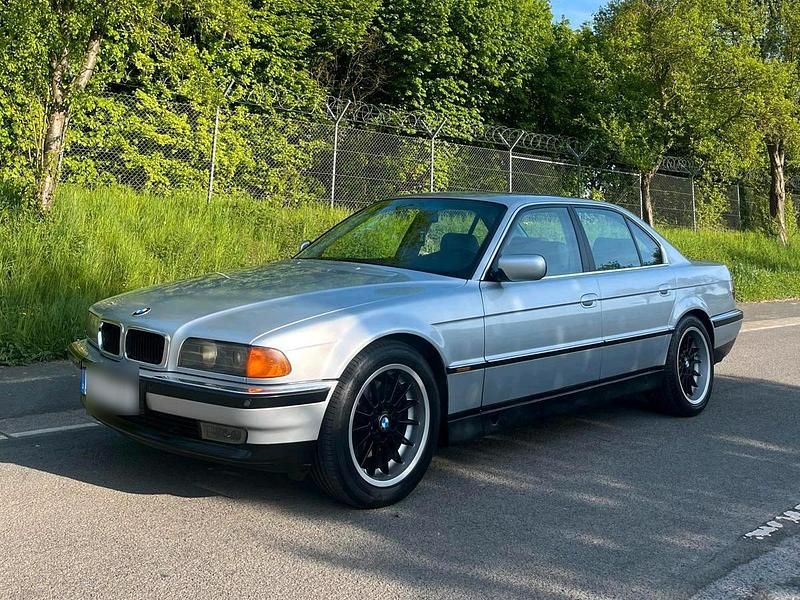 Silber Gebraucht 1995 BMW 740 Limousine | 9.990 € - Bild 1/4
