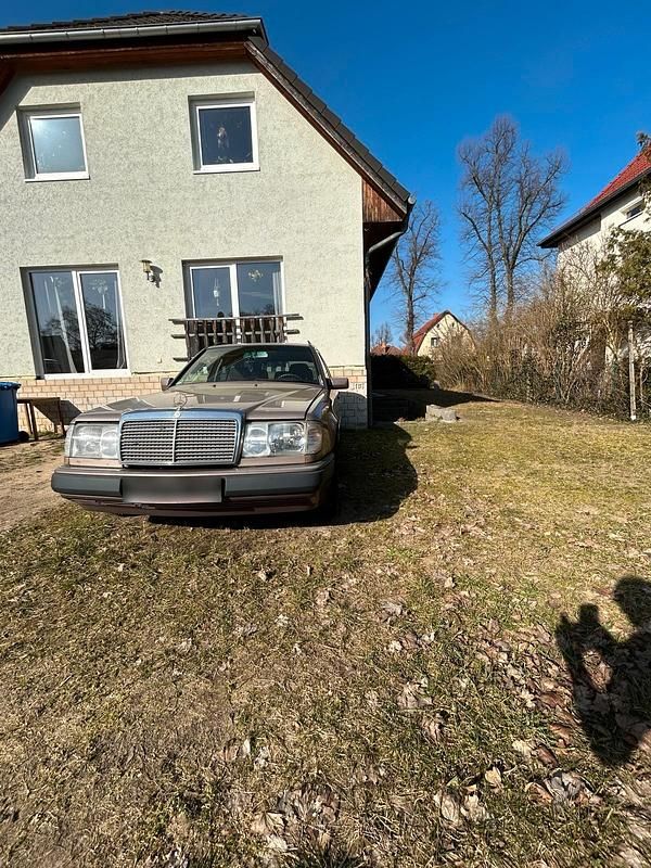 Gebraucht Mercedes E220 132 PS (97 kW) 1987 Braun Kombi