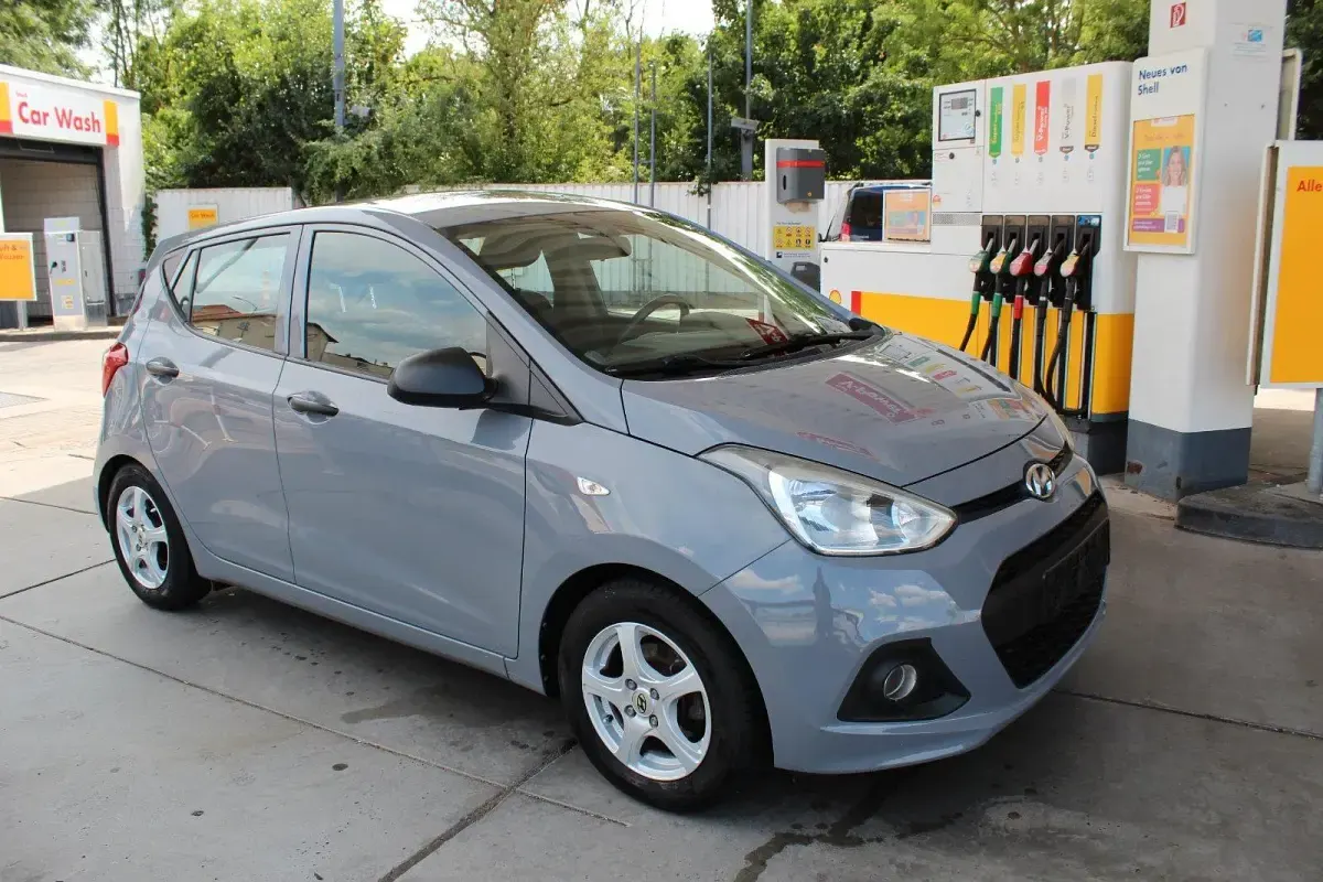Gebraucht Hyundai i10 67 PS (49 kW) 2014 Grau Kleinwagen