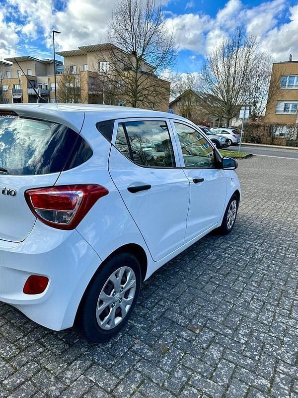 Gebraucht Hyundai i10 67 PS (49 kW) 2016 Weiß Kleinwagen