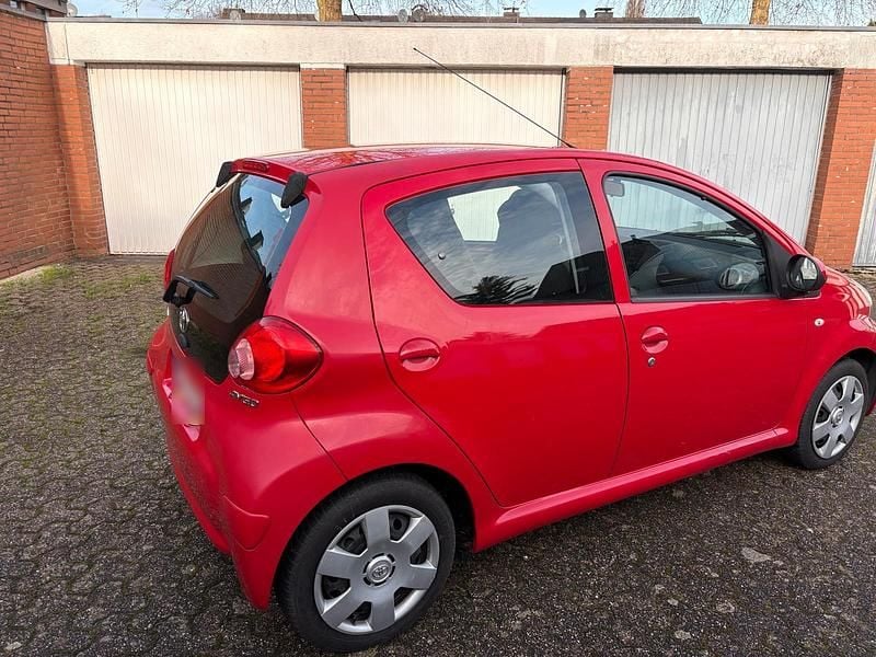 Gebraucht Toyota Aygo 68 PS (50 kW) 2005 Rot Kleinwagen