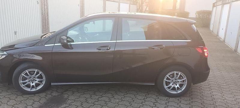 Gebraucht Mercedes B200 Urban 156 PS (114 kW) 2018 Braun Van / Kleinbus