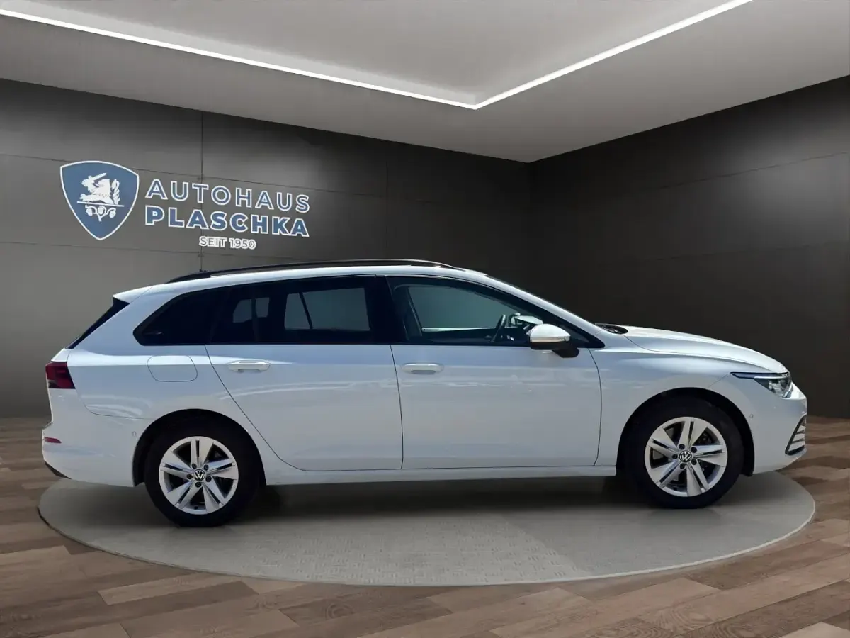 Gebraucht VW Golf VIII Life 150 PS (110 kW) 2022 Pure white (weiß) Kombi