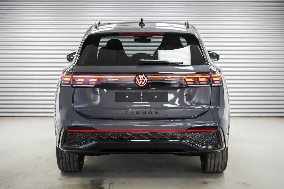 Neu VW Tiguan R-line 193 PS (141 kW) 2025 Grenadillschwarz metallic (0e) SUV