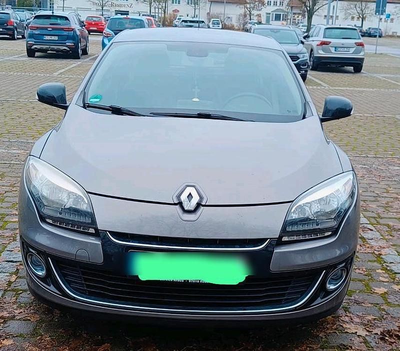Grau Gebraucht 2012 Renault Mégane Bose Edition Limousine | 3.500 € (Fairer Preis) - Bild 1/4