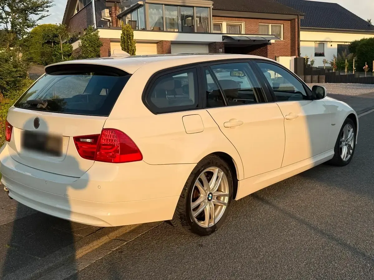 Gebraucht BMW 320 184 PS (135 kW) 2011 Weiß Kombi