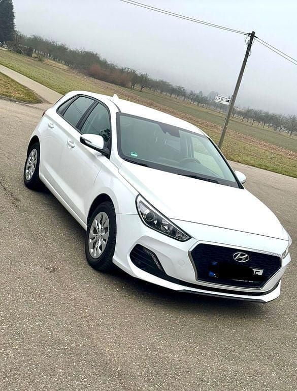 Gebraucht Hyundai i30 Trend 99 PS (72 kW) 2019 Weiß Limousine