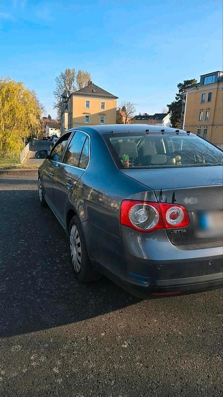 Second-hand VW Jetta 115 CP (84 kW) 2005 Gri Berlinǎ