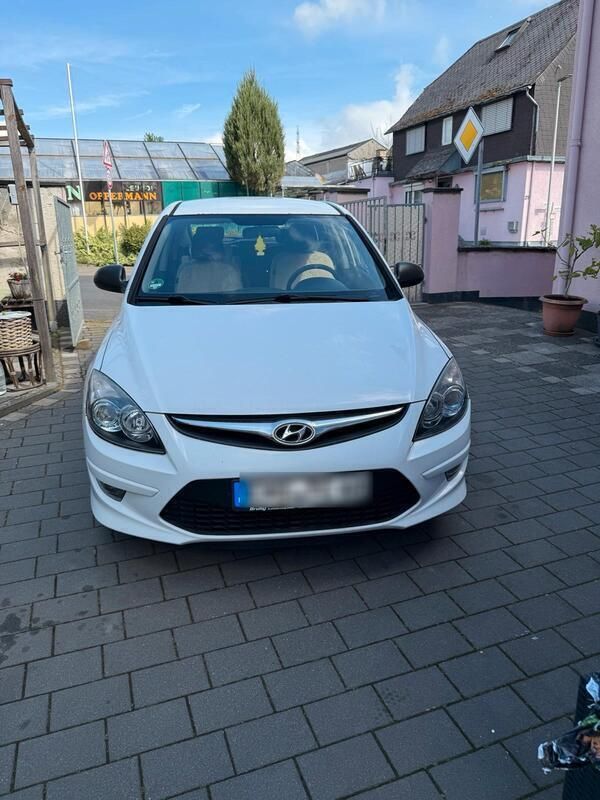 Weiß Gebraucht 2010 Hyundai i30 Limousine | 2.800 € (Guter Preis) - Bild 1/4
