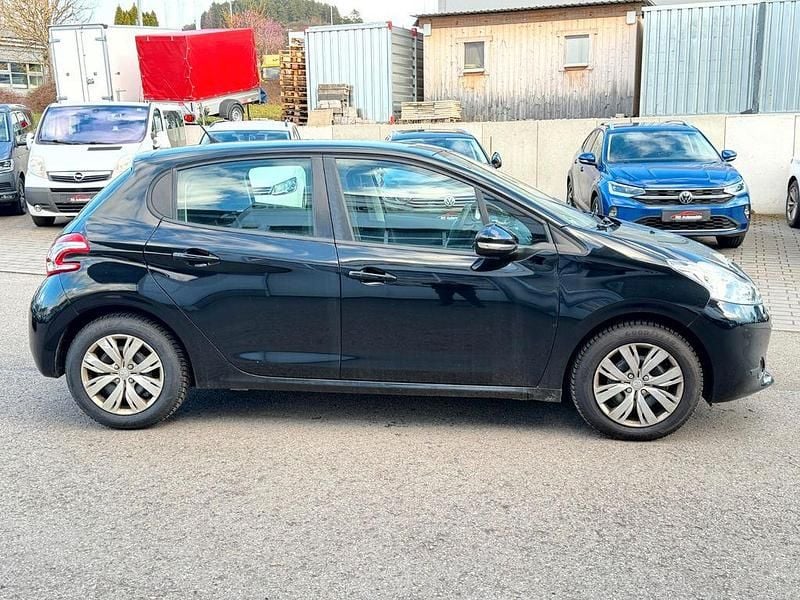 Gebraucht Peugeot 208 Active 68 PS (50 kW) 2014 Schwarz Kleinwagen
