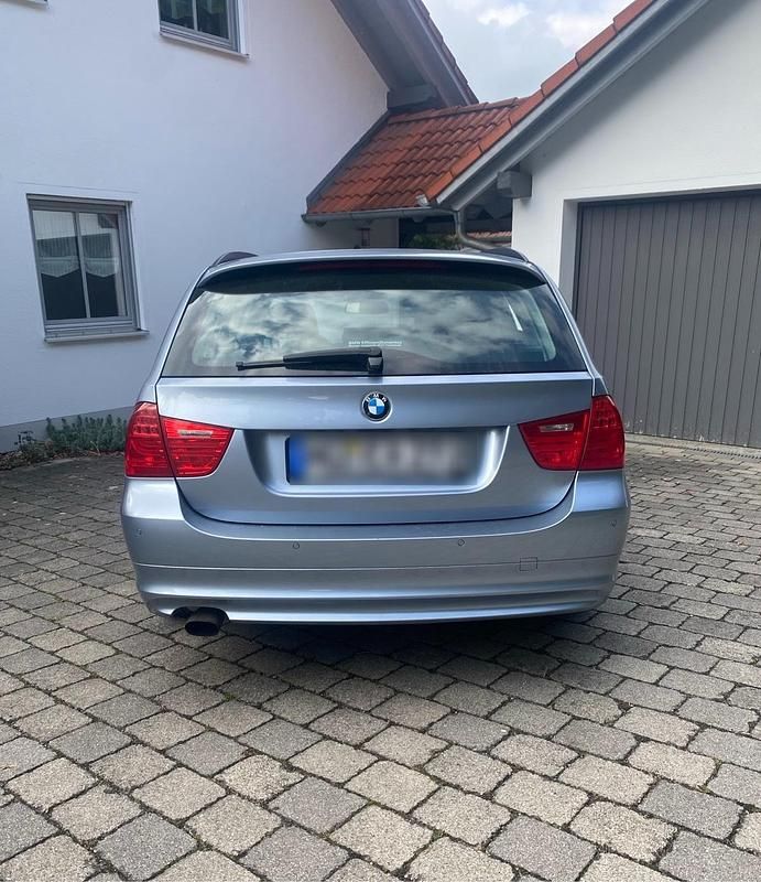 Silber Gebraucht 2012 BMW 318 Kombi | 6.699 € (Fairer Preis) - Bild 1/4