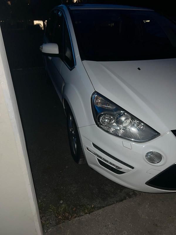 Weiß Gebraucht 2010 Ford S-MAX S Van / Kleinbus | 2.300 € (Fairer Preis) - Bild 1/4