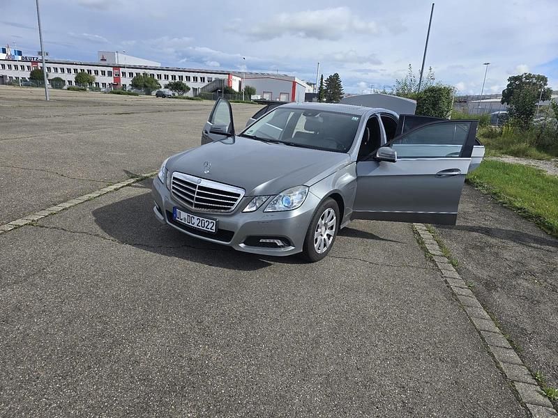 Silber Gebraucht 2009 Mercedes E250 Limousine | 11.000 € (Teuer) - Bild 1/4