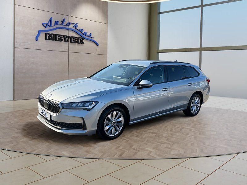 Gebraucht Skoda Superb 150 PS (110 kW) 2025 Aluminium silber Kombi