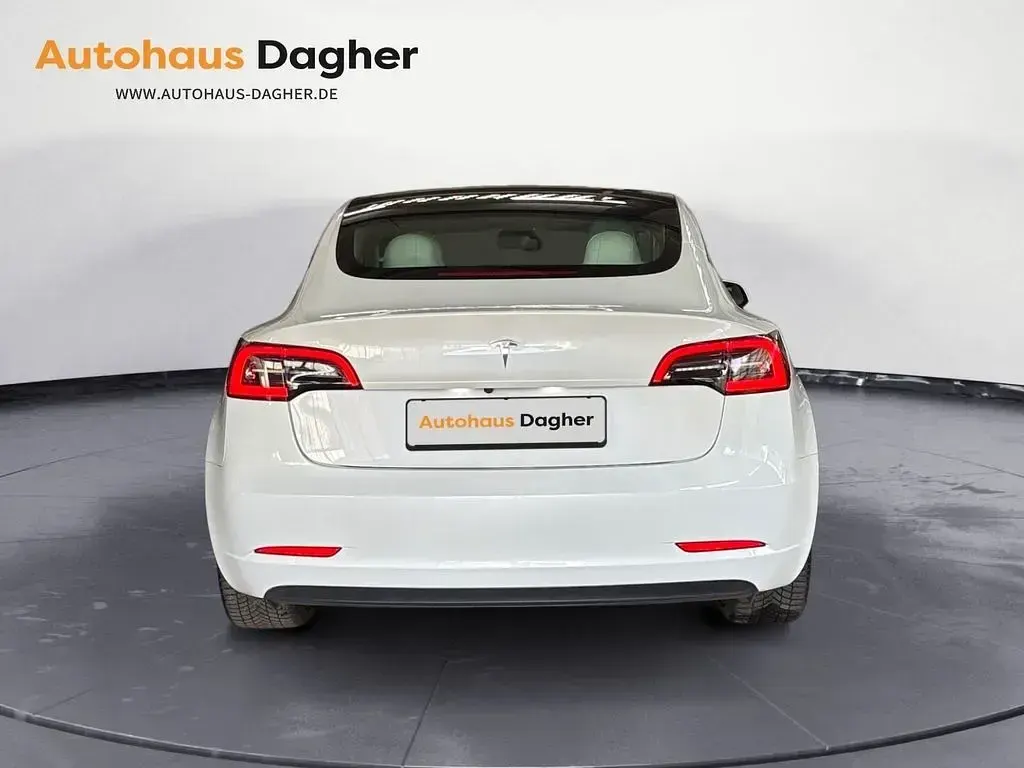 Używany Tesla Model 3 Standard Range Plus 239 kW (325 KM) 2022 Biały Sedan/Limuzyna