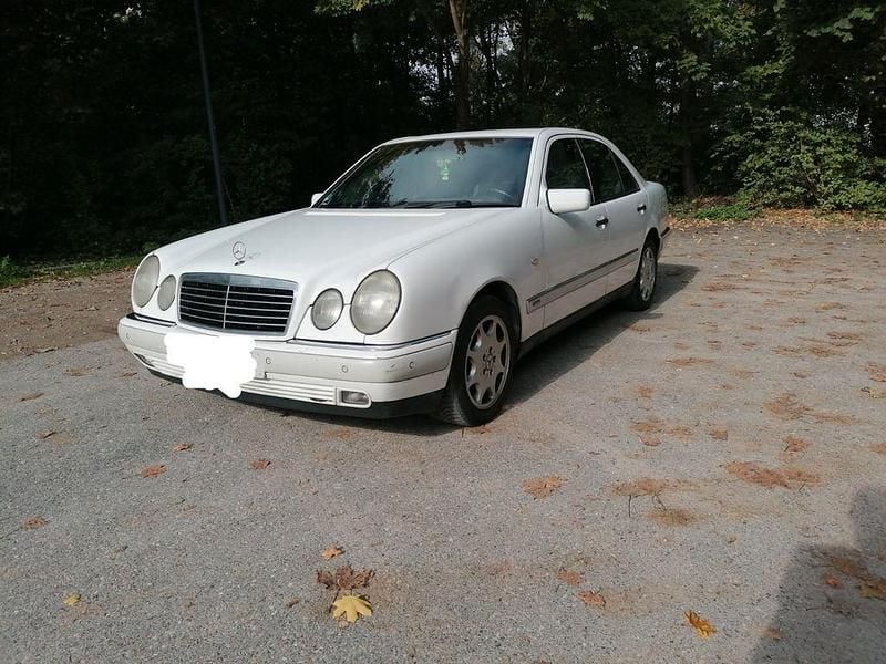 Weiß Gebraucht 1996 Mercedes E280 Elegance Limousine | 2.400 € (Superpreis) - Bild 1/3