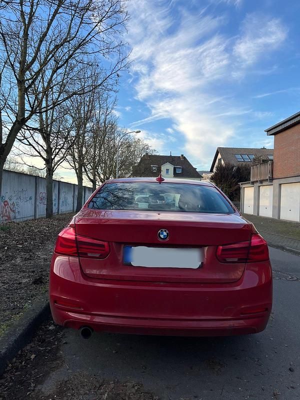 Gebraucht BMW 318 136 PS (100 kW) 2015 Rot Limousine