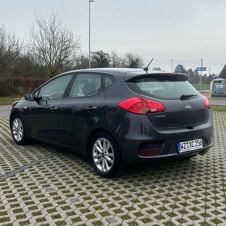Gebraucht Kia Ceed 101 PS (74 kW) 2017 Blau Kleinwagen
