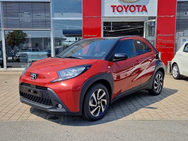 Neu Toyota Aygo X 72 PS (52 kW) 2025 Chili red / night sky black SUV