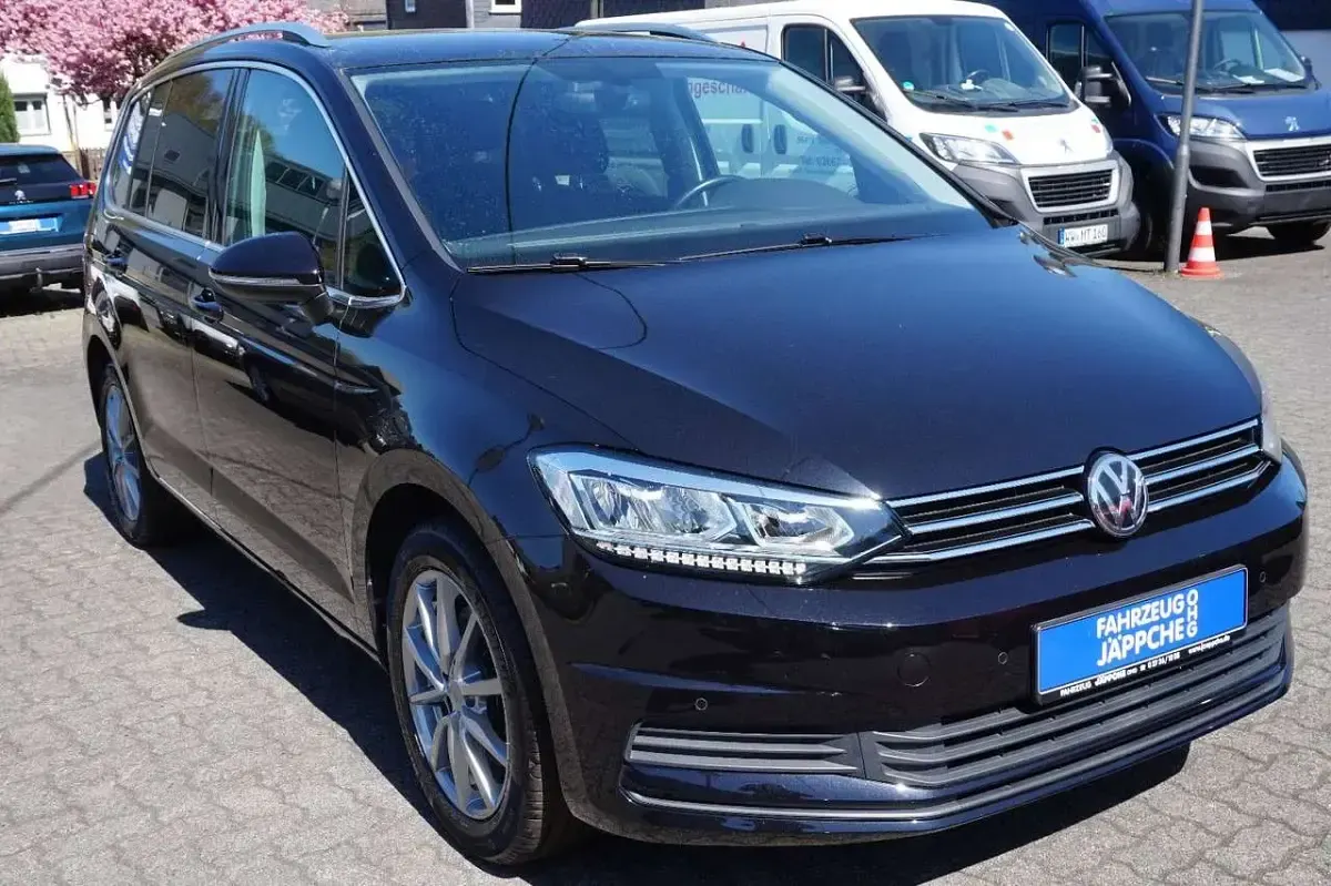 Gebraucht VW Touran Comfortline 150 PS (110 kW) 2020 Schwarz Van / Kleinbus