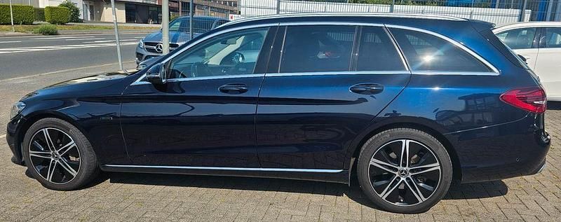 Gebraucht Mercedes C300e 194 PS (142 kW) 2021 Blau Kombi