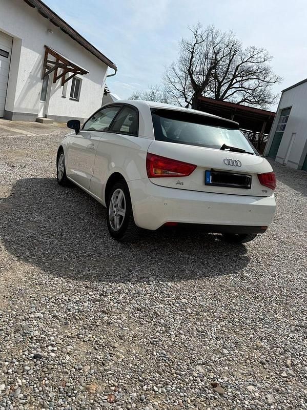 Gebraucht Audi A1 Attraction 86 PS (63 kW) 2011 Weiß Kleinwagen