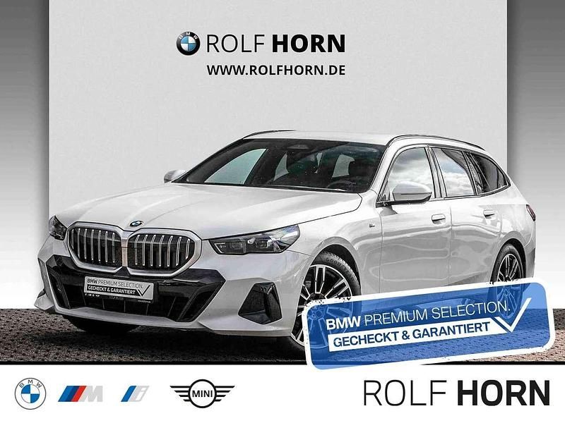 Mineralweiß metallic Gebraucht 2024 BMW 520 M Sport Kombi | 51.510 € (Fairer Preis) - Bild 1/4