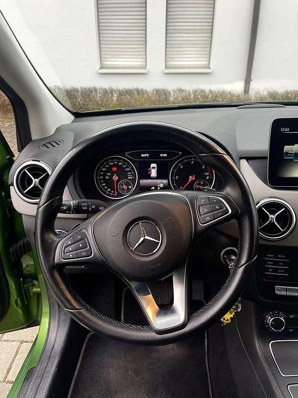Grün Gebraucht 2016 Mercedes B180 Van / Kleinbus | 13.000 € (Fairer Preis) - Bild 1/4