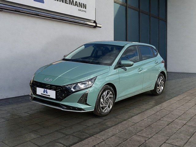 Mangrove green Neu 2025 Hyundai i20 Trend Limousine | 23.300 € (Etwas zu teuer) - Bild 1/4