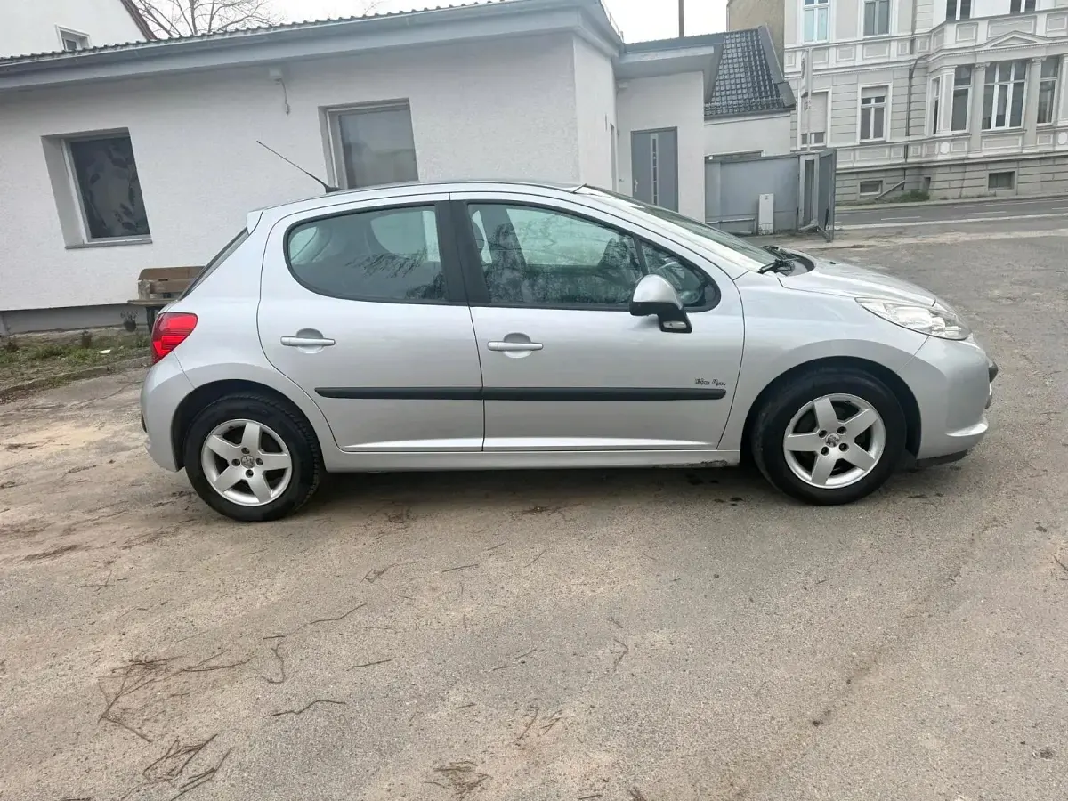 Gebraucht Peugeot 207 95 PS (69 kW) 2009 Silber Limousine