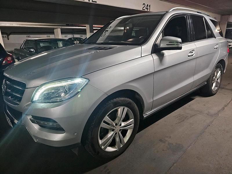 Grau Gebraucht 2013 Mercedes 250 SUV | 13.700 € - Bild 1/4