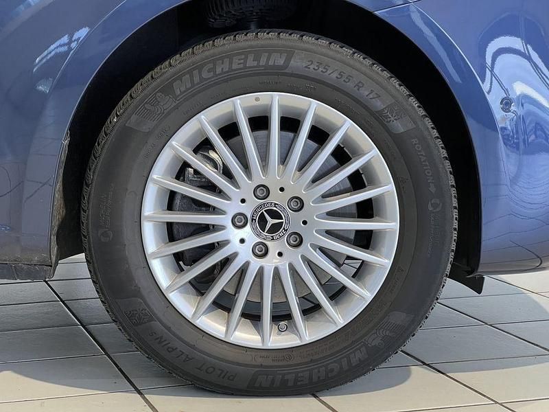Gebraucht Mercedes V220 163 PS (119 kW) 2024 Blau, Van / Kleinbus