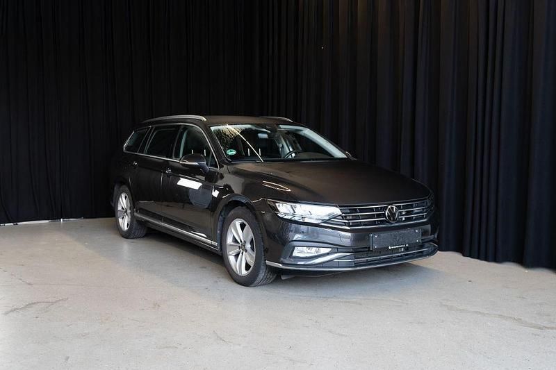 Grau Gebraucht 2022 VW Passat Elegance Limousine | 30.990 € (Teuer) - Bild 1/3