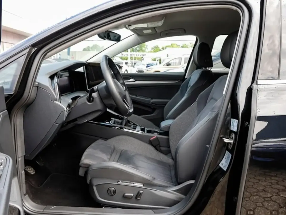 Gebraucht VW Golf VIII Style 150 PS (110 kW) 2024 Schwarz Limousine