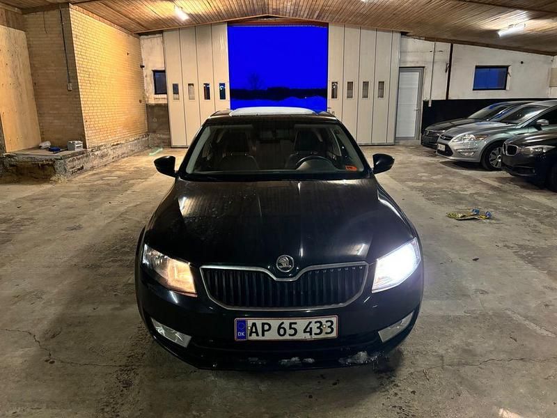 Gebraucht Skoda Octavia Ambition 140 PS (102 kW) 2014 Schwarz Kleinwagen
