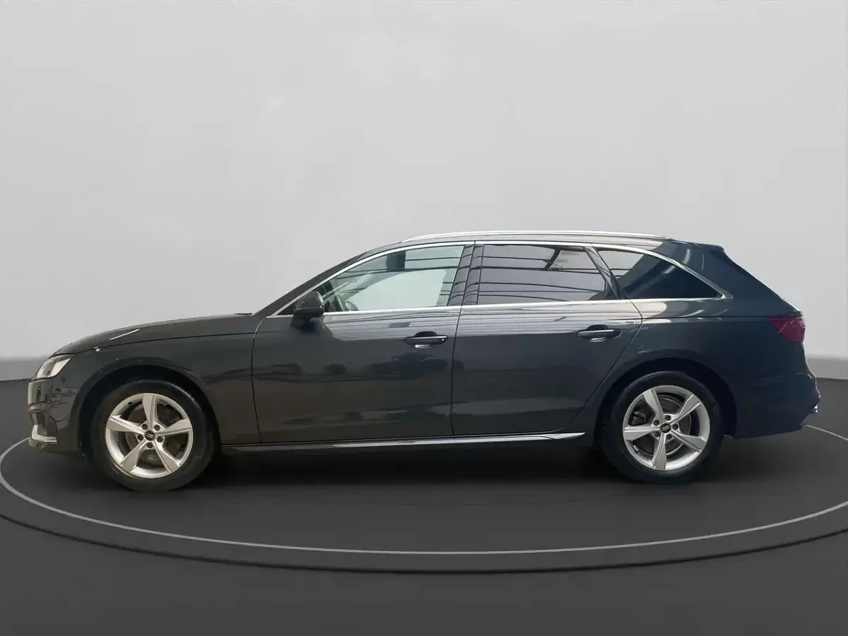Używany Audi A4 Advanced 150 KM (110 kW) 2023 Szary Kombi